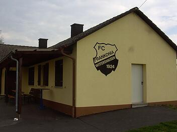 Sportheim mit Vereinslogo: Beim FC Frankonia Wittershausen gibt es derzeit nur eine kommissarische Vereinsführung.  Foto: Udo Sell