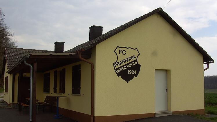 Sportheim mit Vereinslogo: Beim FC Frankonia Wittershausen gibt es derzeit nur eine kommissarische Vereinsführung.  Foto: Udo Sell