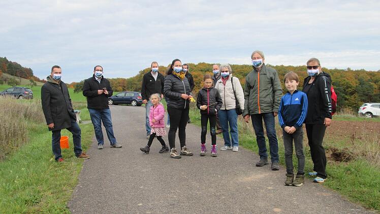 Wegen der steigenden Infektionszahlen fand sich nur eine kleine Schar Demonstranten am Elfershausener Stappberg ein, um gegen die P 43 zu protestieren.  Winfried Ehling