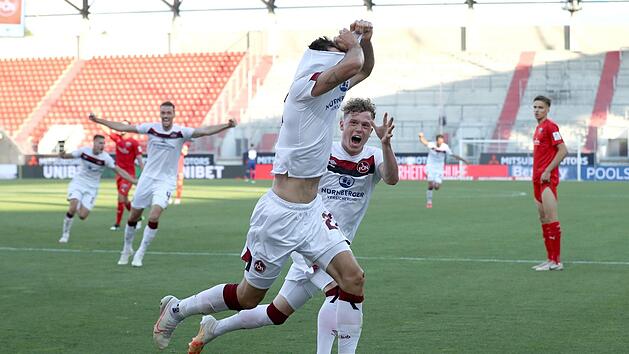 Der Glubb is a Debb, aber in vielen Statistiken Nummer 1 - nicht nur in negativen. Fabian Schleuseners (vorne) Treffer zum Klassenerhalt in der 2. Liga war für uns der emotionalste fränkische Sportmoment 2020.  Foto: Sportfoto Zink