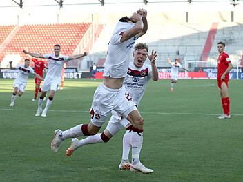 Der Glubb is a Debb, aber in vielen Statistiken Nummer 1 - nicht nur in negativen. Fabian Schleuseners (vorne) Treffer zum Klassenerhalt in der 2. Liga war für uns der emotionalste fränkische Sportmoment 2020.  Foto: Sportfoto Zink