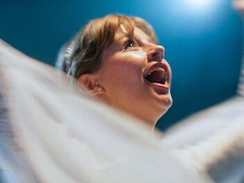 Hannah (Flora Li Thiemann) ist Mitglied einer Freikirche und hat ein Keuschheitsgelübde abgelegt. Dann trifft sie auf Max. Das Drama "Gotteskinder" erzählt ihre Geschichte.