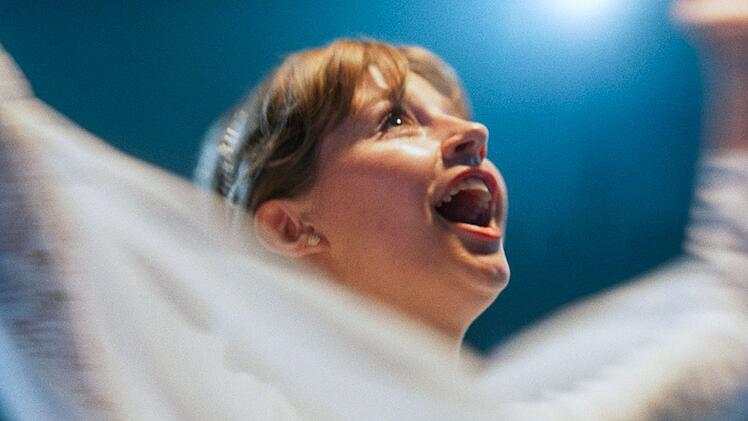 Hannah (Flora Li Thiemann) ist Mitglied einer Freikirche und hat ein Keuschheitsgelübde abgelegt. Dann trifft sie auf Max. Das Drama "Gotteskinder" erzählt ihre Geschichte.