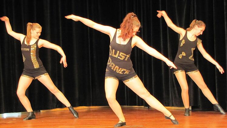 ie Tanzformation Asdor von der Coburger Turnerschaft gab einen Vorgeschmack auf das Sambafestival.