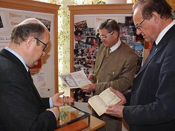 Präses Dekan Peter Brandl, Bürgermeister Heinz Richter und Kolpings-Vorsitzender Rainer Obermeier mit alten Handwerkerbüchlein.  Foto: fra-press