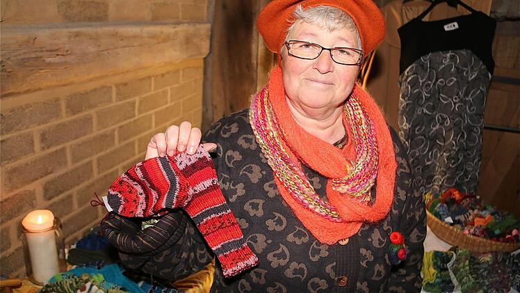 Gunda Keul kam mit ihren handgestrickten Socken aus Poppenroth.