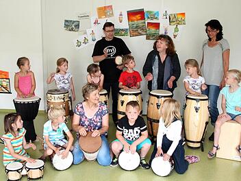 Richard und Ingrid Voss (hinten v. l.) haben mit den Kindern getrommelt. Vorne kniet Illustratorin Uta Schlerf. Foto: Johanna Blum