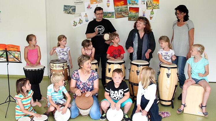 Richard und Ingrid Voss (hinten v. l.) haben mit den Kindern getrommelt. Vorne kniet Illustratorin Uta Schlerf. Foto: Johanna Blum