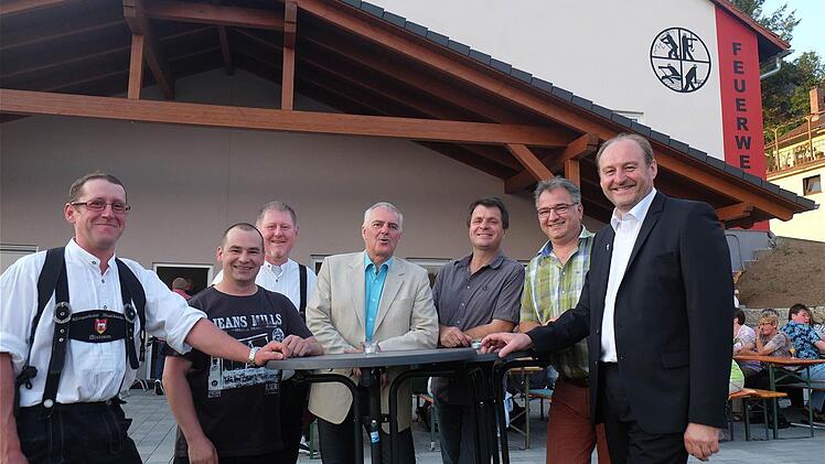 Markus Schühler (Vorsitzender Sängerlust), Uwe Schumm (stellvertretender Vorsitzender Feuerwehrverein), Jürgen Schühler (Vorsitzender Klingenthaler Musikanten), Bürgermeister Jürgen Karle, Gemeinderats-Mitglieder Hubert Roth und Herbert Aul sowie Pfarrer Paul Kowol sind stolz auf das neue harmonische Gesamtbild. Foto: Gerd Schaar