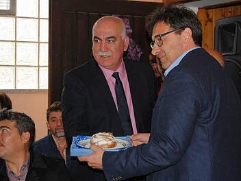 Der Bürgermeister von Untersiemau, Rolf Rosenbauer überreicht dem ersten Vorsitzenden des Vereins, Inac Raci, symbolisch Brot und Salz an der Eröffnungsfeier.   Fotos: Coburg und Umgebung - Aleviten Kulturzentrum