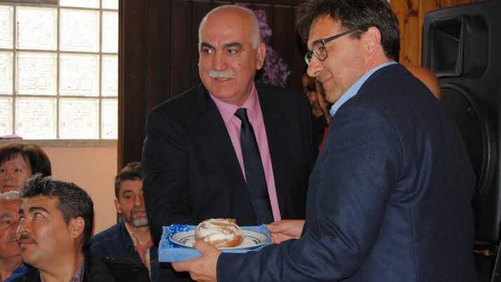 Der Bürgermeister von Untersiemau, Rolf Rosenbauer überreicht dem ersten Vorsitzenden des Vereins, Inac Raci, symbolisch Brot und Salz an der Eröffnungsfeier.   Fotos: Coburg und Umgebung - Aleviten Kulturzentrum