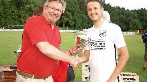 Den Siegerpokal des TTC Lettenreuth nimmt Florian Eberth vom Schirmherrn und Bürgermeister Hans Pietz entgegen.