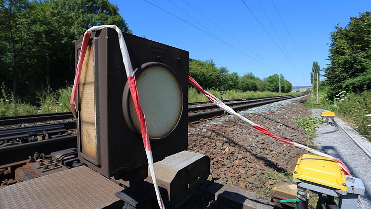 Nach der Axt-Attacke in einem Zug bei W&uuml;rzburg will die Bahn hunderte Sicherheitskr&auml;fte neu einstellen. Foto: Karl-Josef Hildenbrand/dpa