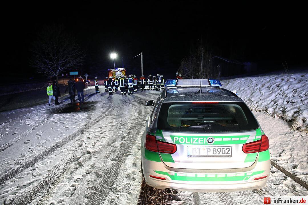 Seitliche Schlitterpartie auf schneebedeckter Fahrbahn – Rettungsdienst als Ersthelfer vor Ort