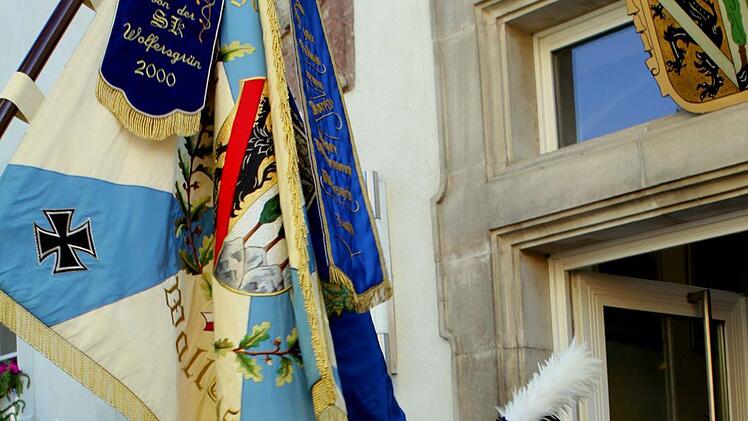 Die Schwedenfahne wurde durch den jüngsten Stadtrat Matthias Zeiler aus dem Rathaus geholt und mit den anderen Fahnen gekreuzt. Foto: Michael Wunder