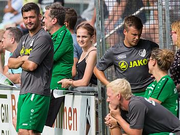 Ein gelungenes Debüt: Frank Fugmann (links) vertrat am Sonntag Trainer Armin Eck an der Seitenlinie und bereitete mit seinem Freistoß an die Latte den Siegtreffer durch David Daumann vor, nachdem er sich kurz zuvor selbst eingewechselt hatte.  Foto: Heinrich Weiß