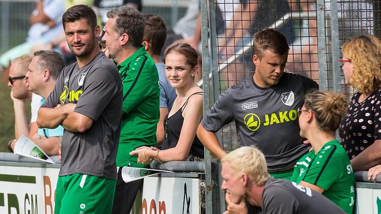 Ein gelungenes Debüt: Frank Fugmann (links) vertrat am Sonntag Trainer Armin Eck an der Seitenlinie und bereitete mit seinem Freistoß an die Latte den Siegtreffer durch David Daumann vor, nachdem er sich kurz zuvor selbst eingewechselt hatte.  Foto: Heinrich Weiß