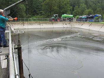 Die in die Jahre gekommene Kläranlage des Abwasserzweckverbandes Ölsnitz/Rodachtal muss weiter modernisiert werden. Zudem wird man sich auch über die Entsorgung des Klärschlamms Gedanken machen müssen. Foto: Michael Wunder