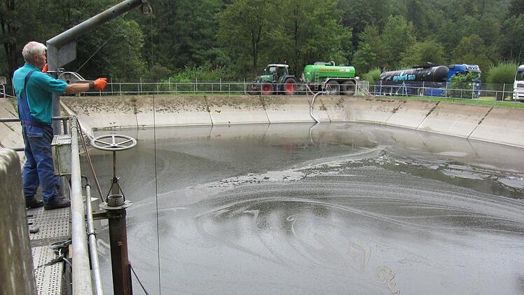 Die in die Jahre gekommene Kläranlage des Abwasserzweckverbandes Ölsnitz/Rodachtal muss weiter modernisiert werden. Zudem wird man sich auch über die Entsorgung des Klärschlamms Gedanken machen müssen. Foto: Michael Wunder