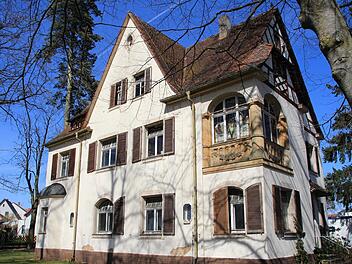 Die Stadt möchte den weiteren Verfall der Galster-Villa in Höchstadt so bald wie möglich stoppen.  Foto: Andreas Dorsch