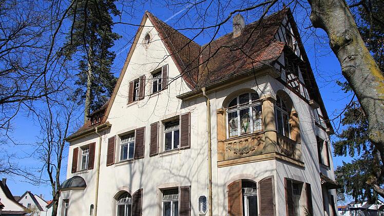Die Stadt möchte den weiteren Verfall der Galster-Villa in Höchstadt so bald wie möglich stoppen.  Foto: Andreas Dorsch