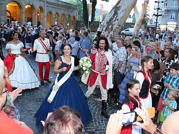 Quellenkönigin Carina I. und Fürst Rákóczi standen auch beim diesjährigen Rakoczy-Ball im Mittelpunkt. Tausende Zuschauer warteten vor dem Regentenbau zur  Gläser-Polonaise auf die offiziellen Gastgeber des Balls, Kaiserin Sisi und viele weitere Gäste. Foto: Ralf Ruppert