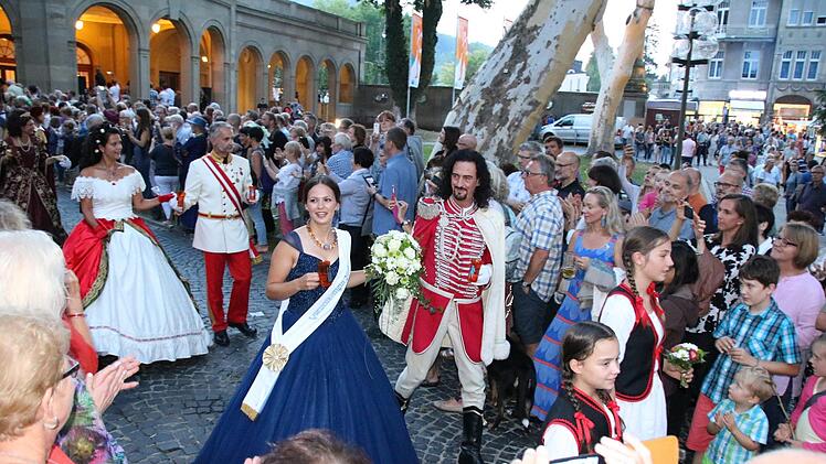 Quellenkönigin Carina I. und Fürst Rákóczi standen auch beim diesjährigen Rakoczy-Ball im Mittelpunkt. Tausende Zuschauer warteten vor dem Regentenbau zur  Gläser-Polonaise auf die offiziellen Gastgeber des Balls, Kaiserin Sisi und viele weitere Gäste. Foto: Ralf Ruppert