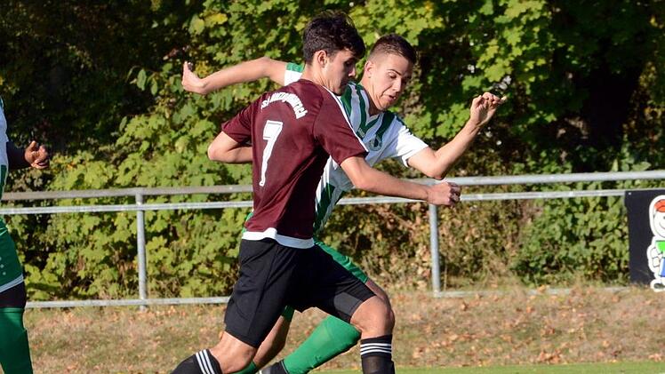 ASV Herzogenaurach - SC Eltersdorf III. Auch Herzogenaurachs Jonas Schnell (vorne) gelang beim 0:0 kein Treffer. So baut der Erstplatzierte der B-Klasse 1, Atletico Erlangen, seinen Vorsprung vor Herzogenaurach weiter aus. Foto: herzopress