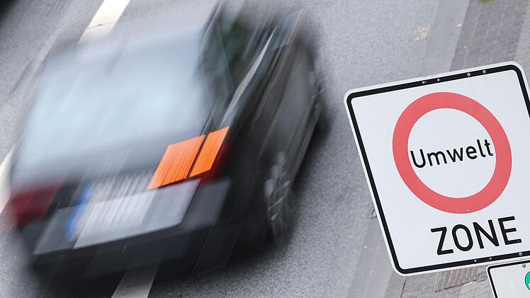 Wie hier in Frankfurt nahe des Messegeländes könnten auch bald in Wurzburg Schilder auf ein Dieselfahrverbot hindeuten. Foto: Arne Dedert/dpa