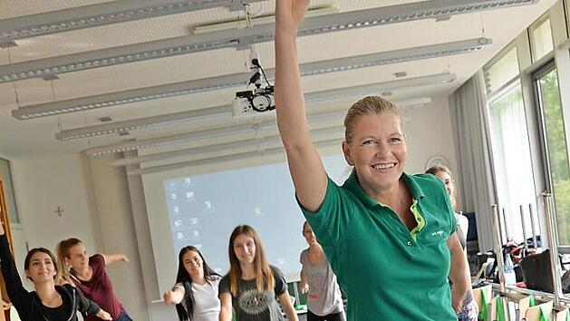 Sportlehrerin Dorothea Hilgert zeigt Übungen, die sich einfach durchführen lassen.  Foto: Klinikum Forchheim
