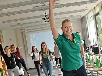 Sportlehrerin Dorothea Hilgert zeigt &Uuml;bungen, die sich einfach durchf&uuml;hren lassen.  Foto: Klinikum Forchheim