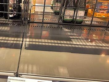 Keine Panik bei den Firmen, aber in den Supermärkten könnte man andere Rückschlüsse ziehen. Nudeln, Ravioli in Dosen, Klopapier -Dinge, die gar nicht mehr oder nur in geringen Mengen erhältlich sind.  Foto: mb