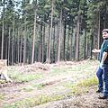 Matthias Vetter steht mitten in seinem Waldstück bei Steinbach am Wald - oder was davon übrig ist. Der Borkenkäfer verursacht den Kahlschlag. Foto: Bastian Sünkel