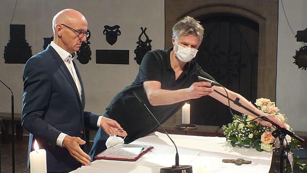 Stefan Heinen (r.) testete mit Helmut Hetzel die Mikrofone.     Foto: Manfred Welker