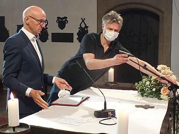 Stefan Heinen (r.) testete mit Helmut Hetzel die Mikrofone.     Foto: Manfred Welker