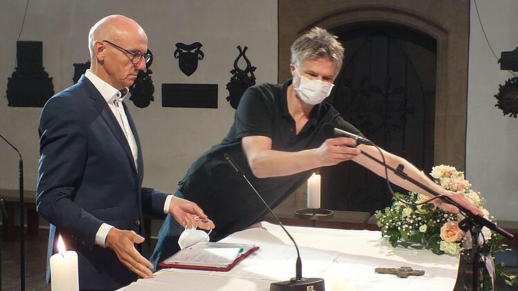 Stefan Heinen (r.) testete mit Helmut Hetzel die Mikrofone.     Foto: Manfred Welker