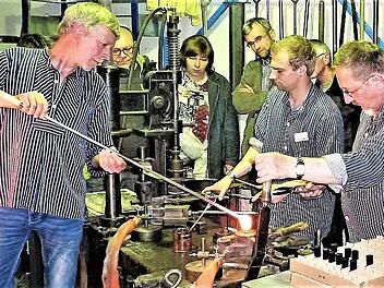 Eine Attraktion ist in Kleintettau die Vorführung am Halbautomaten, 1926 eingeführt.