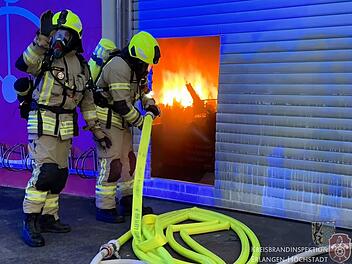 Feuerwehr löscht Brand in Weisendorfer Supermarkt