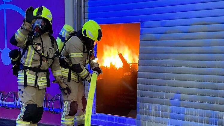 Feuerwehr löscht Brand in Weisendorfer Supermarkt