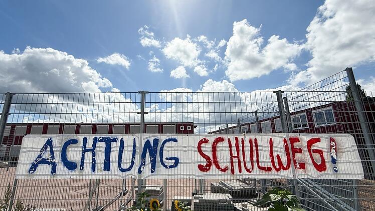 Transparent mit dem Text «Achtung - Schulweg!»