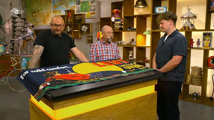 Einen Teppich glaubte Horst Lichter beim ersten Blick auf den Expertentisch zu erkennen. Dann korrigierte er sich: "ein wunderbarer Jeans-Stoff" - und kombinierte: "Dann wird das eine tolle Werbung gewesen sein." Treffer!