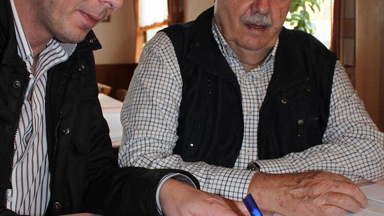 Hans-Peter  (links) und Horst Zahner  sammeln  Unterschriften gegen den Windpark.