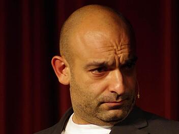 Django Asül bei seinem Auftritt im Kurtheater. Foto: Klaus Werner