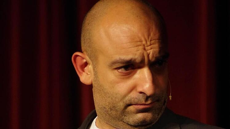 Django Asül bei seinem Auftritt im Kurtheater. Foto: Klaus Werner