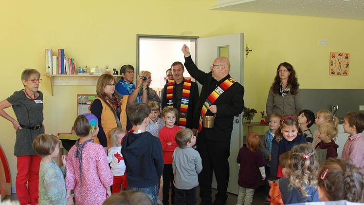 Die Sternengruppe erhielt, im Beisein der Kinder und ihrer Erzieherinnen, den Segen durch Pfarrer Bernd Grosser und Diakon Sven Steffan. Die Kinder segnete der Diakon dabei gleich mit.