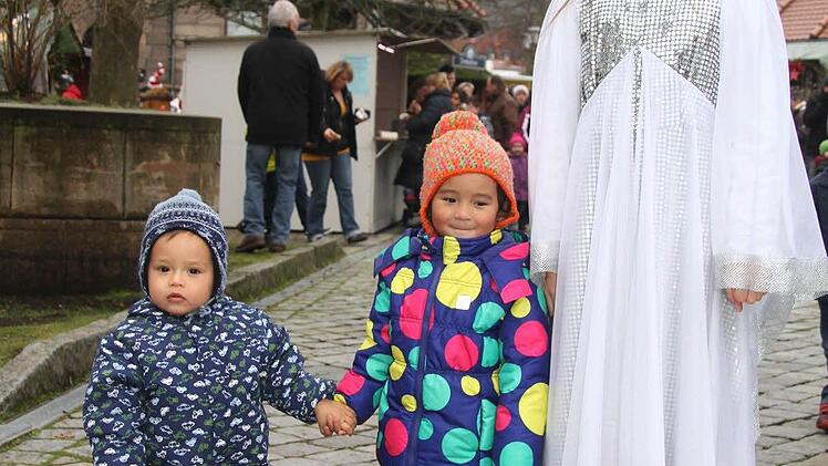 Natürlich lässt sich ein Christkind auch mit den Kleinen fotografieren: Brian (1) und Madeleine (3) Zuber freuten sich darüber.