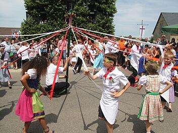 Achtung Verknotungsgefahr: Der Tanz der Lindenkinder ist alljährlich bei der Peestener Kerwa der Höhepunkt. Foto: Sonja Adam