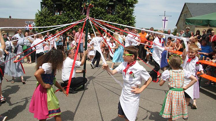 Achtung Verknotungsgefahr: Der Tanz der Lindenkinder ist alljährlich bei der Peestener Kerwa der Höhepunkt. Foto: Sonja Adam