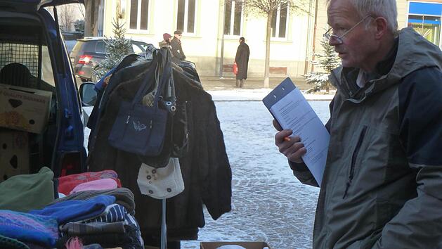 Bei Wind und Wetter war August Brendan als Marktmeister bei der Erfassung der Stände unterwegs.  Foto: Wolfgang Dünnebier (Archiv)