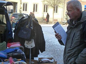 Bei Wind und Wetter war August Brendan als Marktmeister bei der Erfassung der St&auml;nde unterwegs.  Foto: Wolfgang D&uuml;nnebier (Archiv)